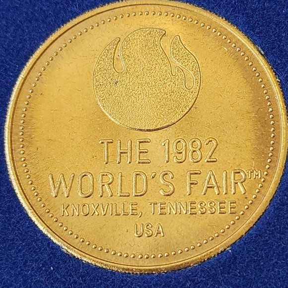 The 1982 Worlds Fair Vintage Knoxville Tennessee USA Amphitheater Coin Medallion - Picture 1 of 5